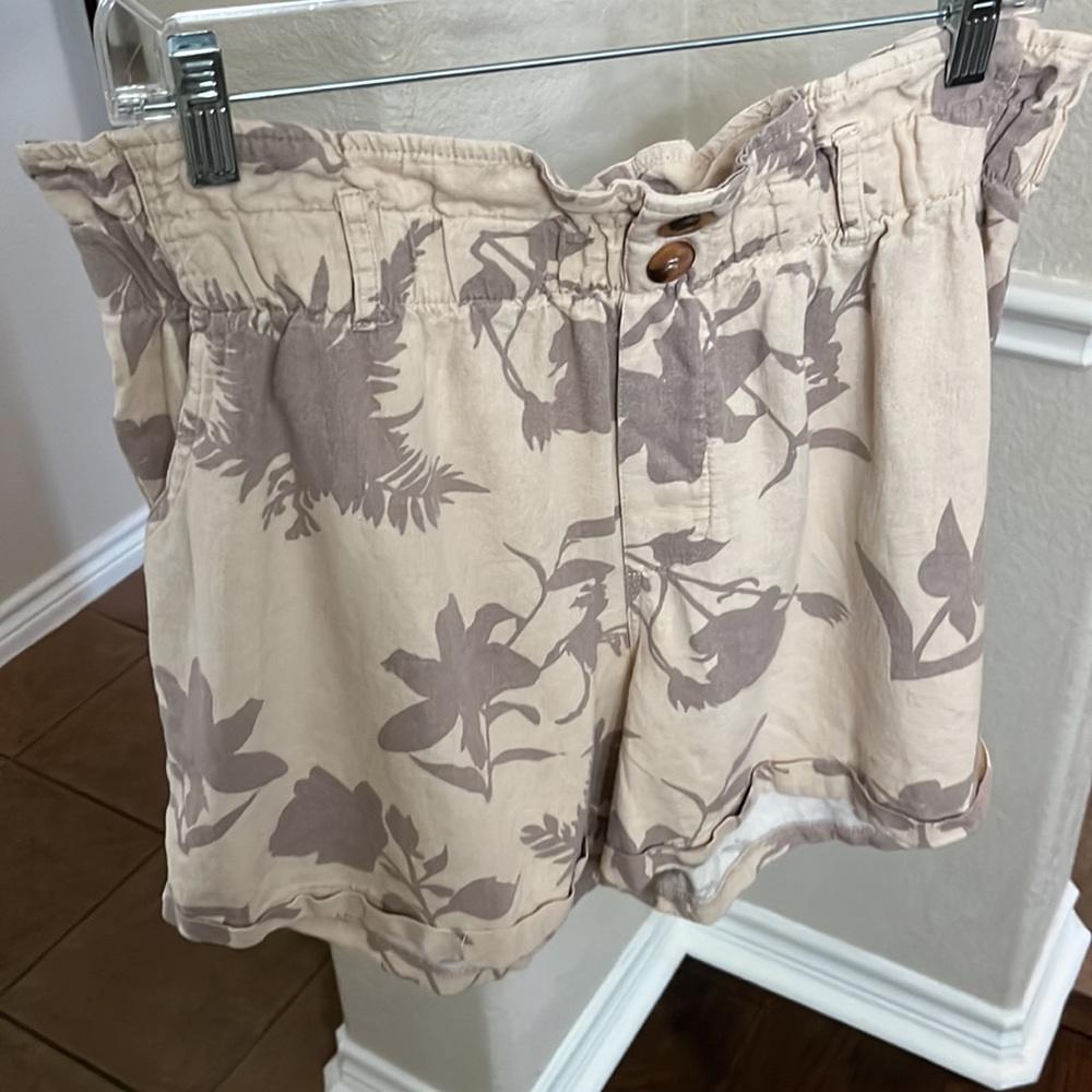 Rachel Roy taupe floral paper bag linen shorts Size XL